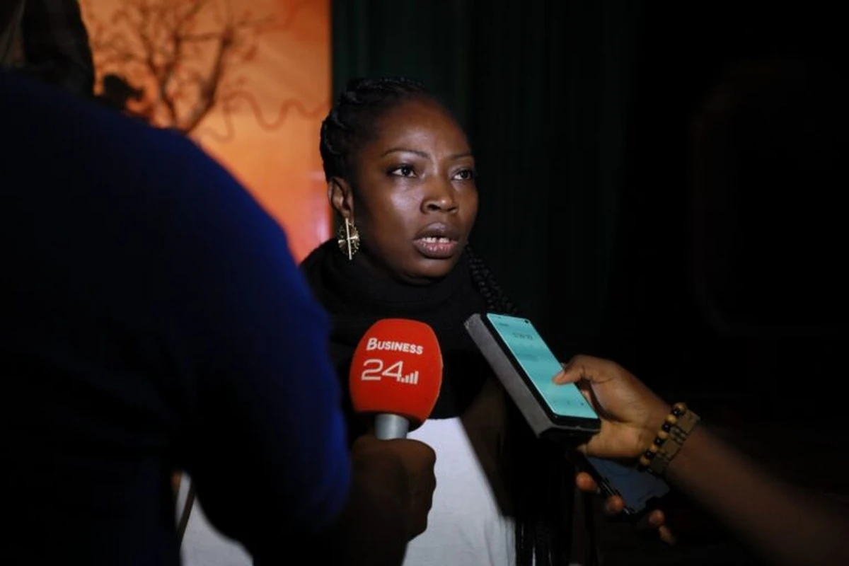 Image de Musique/Radio. Dobet Gnahoré, l'artiste ivoirienne à la renommée internationale, a récemment participé au 5e Forum Régional "Notre Futur - Dialogues Afrique-Europe" lors du 13e MASA. Lors de ce forum, elle a exprimé ses préoccupations quant aux réalités et aux difficultés auxquelles font face les artistes africains, en particulier les artistes ivoiriens. Dobet Gnahoré a lancé un cri du cœur, révélant les obstacles rencontrés par les artistes africains et plaidant en faveur du développement de l'industrie musicale sur le continent. Mettre fin aux stéréotypes et préjugés Dobet Gnahoré a tenu à réfuter les accusations selon lesquelles elle serait une artiste qui "fait de la musique pour les blancs". Elle a souligné qu'elle est une artiste ivoirienne et africaine qui aborde des thèmes panafricains et qui est appréciée en Europe. Elle a exprimé son désir de se produire davantage en Côte d'Ivoire et en Afrique, tout en remettant en question la notion de "musique pour les blancs" et "musique pour les Africains". Cette réflexion soulève des interrogations sur les stéréotypes et les préjugés qui persistent dans l'industrie musicale. Dobet Gnahoré a souligné les difficultés auxquelles les artistes africains sont confrontés dans l'industrie musicale. Elle a déploré le fait que l'Afrique soit souvent exploitée par des acteurs extérieurs qui viennent puiser dans ses richesses culturelles, tandis que les artistes africains eux-mêmes sont souvent négligés. Elle a dénoncé le fait que certains artistes africains se sentent obligés de modifier leur apparence pour correspondre à des normes occidentales, perdant ainsi leur identité culturelle. La nécessité de salles de spectacles et de structures de production L'un des problèmes soulevés par Dobet Gnahoré concerne le manque de salles de spectacles et de structures de production en Afrique. Elle a plaidé en faveur de la construction de salles de spectacles dans chaque arrondissement et de la mise en place d'infrastructures adaptées. Elle a également souligné le besoin d'une liste centralisée des événements culturels, similaire à celles présentes dans des villes comme Bruxelles ou Paris, afin de faciliter l'accès à la culture pour tous. Comment pouvons-nous encourager le développement d'une industrie musicale africaine florissante, qui valorise les artistes locaux et promeut la diversité culturelle sur le continent ?