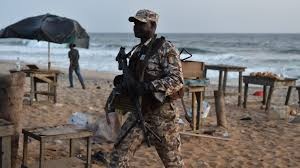 Image de Faits Divers. Un événement qui s’est produit hier, Dimanche 13 mars à Grand Bassam, une ville à peine 3 km de Port-Bouet, une commune d’Abidjan continue de hanter la population abidjanaise qui craint pour sa sécurité. En effet, des djihadistes ont attaqué trois hôtels en bordure de plage faisant plus de 22 morts (6 terroristes, 14 civils et 2 agents des forces de l’ordre). Cette agression a été réclamée par l’AQMI (Al Qaida au Magreb Islamique). Alors que nous pensions être à l’abri de toute agression terroriste, la mort des personnes dans cette ville à la porte d’Abidjan laisse penser que toute la population abidjanaise serait une cible potentielle étant donné qu’elle est la capitale économique ivoirienne. Nous remercions nos forces de l’ordre pour leur promptitude et ont mis hors d’état de nuire les 6 terroristes puis invitons les autorités à prendre les mesures idoines afin de garantir la sécurité des biens et des personnes à Abidjan. Nos condoléances à toute la nation ivoirienne.