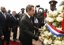 Image de Politique. L'ancien président français Nicolas Sarkozy était à Abidjan la semaine dernière pour rendre hommage aux victimes de l'attentat de Grand Bassam du 13 mars passé. Le français s'est rendu sur les lieux de l'attentat afin de rendre ses hommages au peuple de Bassam mais aussi à la mémoire des nombreux disparus.