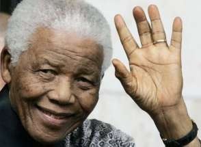 Image de Politique. Nelson Mandela C’est à 25 ans que Nelson Mandela a rejoint les rangs du Congrès national africain (ANC), un parti qui défendait les intérêts de la majorité noire contre la minorité blanche. Son zèle et sa détermination dans la lutte le feront condamner à la réclusion à perpétuité en 1964 pour sédition et échappe de peu à la peine de mort. En prison, Mandela aura fait en tout et pour tout 27 ans. Il a effectué des travaux forcés à longueur de journée, dans une carrière de chaux, où il casse des cailloux. Exposé au soleil et à la poussière pendant des années, Mandela y voit sa santé se détériorer. En prison où les lois de la ségrégation sont appliquées, Mandela continue la résistance et cherche à pénétrer l’âme de ses ennemis afrikaners, étudiant leur histoire et leur langue, dans le but d’établir un dialogue avec eux. De l’autre côté son emprisonnement lui confère une notoriété internationale ; ce qui a conduit l’Assemblée des Nations unies déclare l’apartheid crime contre l’humanité en 1971. La pression locale et mondiale exercée sur le gouvernement sud-africain a fini par payer. L’homme a été libéré le 11 février 1990. La levée de l’interdiction de l’ANC est également annoncée par le président sud-africain Frederik de Klerk. Nelson Mandela sera élu Président de l’Afrique du Sud en 1994, après la large victoire de son parti aux premières élections générales multiraciales. Il préside ainsi le premier gouvernement non racial du pays, composé d’une coalition entre l’ANC, le Parti national et le parti zoulou Inkatha Freedom Party, et prône la réconciliation entre les races. 5 ans après, Nelson Mandala a refusé de briguer un second mandat et quitte son poste en 1999, préférant s’éloigner de la vie politique pour se consacrer à ses proches et à sa fondation. « Mandela est une icône mondiale de la réconciliation. Plusieurs personnalités du monde lui ont rendu des hommages lors de sa mort le 5 décembre 2013.