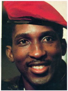 Image de Politique. Thomas Sankara L’ancien Président Burkinabè est un anti-impérialiste, panafricaniste et tiers-mondiste burkinabè. Dès son arrivée au pouvoir, il change de nom à son pays qui s’appelait à l’époque la Haute-Volta. Au pouvoir en 1984, Thomas Sankara conduit une politique d’affranchissement du peuple burkinabè. Son gouvernement entreprend des réformes majeures pour combattre la corruption et améliorer l’éducation, l’agriculture et le statut des femmes. Thomas Sankara était en premier lieu un des chefs du Mouvement des non-alignés, les pays qui durant la Guerre froide ont refusé de prendre parti pour l’un ou l’autre des deux blocs. Thomas était contre le colonialisme et le néo-colonialisme des pays occidentaux et particulièrement de la France en Afrique. Il est l’un des meneurs de la dernière révolution de l’« Afrique progressiste », opposée à l’« Afrique modérée ». Il est considéré par certains comme le Che Guevara africain. Et comme la France n’aime pas avoir la honte, son assassinat sera commandité par un coup d’État qui amène au pouvoir Blaise Compaoré, le 15 octobre 1987.