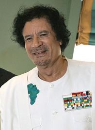 Image de Politique. Mouammar Kadhafi, le Guide libyen Mohammed Kadhafi est l’un des hommes qui ont marqué l’Afrique de par leur détermination pour la liberté de l’homme noir. Mais pendant longtemps, il a été présenté comme un dictateur parce qu’il ne donnait pas la parole à son peuple, qui vivait vraiment bien. Avec Mouammar Kadhafi, il était difficile pour les occidentaux de piller les richesses du peuple libyen. Pour se faire, la campagne occidentale contre son régime était telle que les africains avaient une mauvaise idée de l’homme qu’on a trouvé mauvais pour son peuple. On avait tout faux parce qu’en Libye, il n’y a pas eu pauvreté chronique comme ce qui se passe actuellement dans plusieurs pays au Sud du Sahara malgré l’absence de la démocratie dans le pays. Sur le plan continental, le guide libyen a toujours milité pour le panafricanisme et le panarabisme. Mais malheureusement, après avoir fait du bien à certains leaders occidentaux, il sera confronté à une révolution armée de son peuple, manipulé par les occidentaux qui voulaient avoir main basse sur le pétrole libyen. Son pays sera bombardé et il sera assassiné, au nom d’une certaine liberté, sur ordre des occidentaux. Kadhafi comme tous les autres grands hommes qui ont marqué l’histoire était le promoteur de l’Unité africaine.