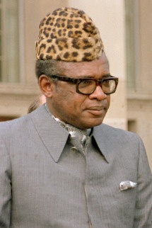 Image de Politique. Joseph-Désiré Mobutu Aux premières heures de son pouvoir Joseph-Désiré Mobutu a marqué l’histoire de l’Afrique en faisant de Lumumba le héros national, le premier martyr de l’indépendance économique et de nationaliser en son nom toutes les puissantes entreprises minières belges en 1966. Egalement en 1971, « l’année des 3 Z », il renomme à la fois le pays, le fleuve et la monnaie sous le nom de Zaïre. Un de ses souhaits est que le pays retrouve sa culture profonde, c’est alors la Zaïrianisation, c’est-à-dire la décolonisation culturelle. Il a montré son côté nationaliste avec cette politique de retour à l’authenticité. Mais déjà dès le 2 juin 1966, il commence par sombrer dans la dérive autocratique. Il fait arrêter 4 anciens ministres accusés à tort de complot ainsi que l’ancien Premier ministre Evarise Kimba. La population congolaise cessa de l’acclamer et tout le monde a eu peur. En 1969, il fait écraser une révolte estudiantine. Les cadavres des étudiants abattus sont jetés dans des fosses communes et 12 étudiants sont condamnés à mort. L’université est fermée pendant un an et ses 2000 étudiants enrôlés dans l’armée pour apprendre à obéir. Il instaure un régime autoritaire à parti unique, « le Mouvement populaire de la Révolution » et en devient le maréchal-président en 1982. Les méthodes du régime et le non-respect des droits de l’homme le déconsidèrent aux yeux des démocraties. Avec la chute du mur de Berlin, il sera acculé par son peuple dans les 1990 et sera contraint d’organiser la Conférence nation souveraine. Il sera affaibli jusqu’la fin de son règne par son opposition mais aussi le cancer de la prostate qui finira par avoir raison de lui, après son renversement par Laurent-Désiré Kabila. Sur le continent beaucoup pensent que Joseph-Désiré Mobutu n’a pas été d’un atout positif pour l’Afrique avec sa terrible dictature. De plus, il s’est mis à la solde des occidentaux pour éliminer Lumumba et d’autre nationaliste congolais. Au pouvoir, il a été le pion des puissances occidentales contre les autres mouvements indépendantistes du continent notamment en Angola.