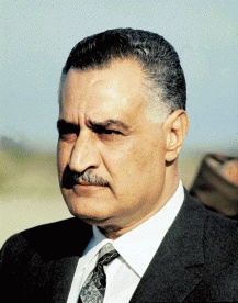 Image de Politique. Gamal Abdel Nasser Grand Nationaliste et Panafricaniste qui s’est toujours battu pour le mouvement des non alignés durant la guerre froide. C’est grâce à lui que l’Egypte pouvait prétendre à un semblant d’une totale indépendance. La neutralité de l’Égypte durant la Guerre froide causa des tensions avec les puissances occidentales qui refusèrent de financer la construction du barrage d’Assouan. Nasser répliqua en nationalisant la compagnie du canal de Suez en 1956. Il s’est illustré sur le continent africain avec sa participation au sommet de panafricanisme organisé par Kwame Nkrumah à Accra. Dans sa logique du panafricanisme, il va prendre la famille de Patrice Lumumba, le héros congolais et élever ses enfants.