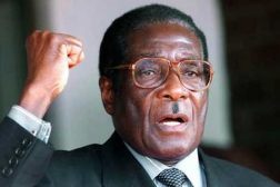 Image de Politique. Robert Mugabe Le Président Robert Mugabe est un héros de l’indépendance de son pays le Zimbabwe. Avant lui, le Zimbabwé (à l’époque la Rhodésie, ndlr) vivait sous l’apartheid de Ian Smith. Après des années d’exil au Ghana, Robert Mugabe, il est inspiré par le panafricanisme du président Nkwame Nkrumah. Pour l’obtention de l’indépendance du Zimbabwe. Il a bouté les britanniques dehors par les armes. Robert Mugabe a chassé le dictateur de son pays car les accords de Lancaster qu’il avait négocié prévoyaient une réforme agraire et Mugabe estimait que les Anglais devaient financer cette réforme et les Anglais ne voyaient pas les choses ainsi. C’est par grâce aux personnalités comme Mugabe que la région de l’Afrique australe a connu le vent de la décolonisation. Même si depuis quelques années, son pouvoir commet des dérives autocratiques avec plusieurs cas de violations des droits de l’homme.